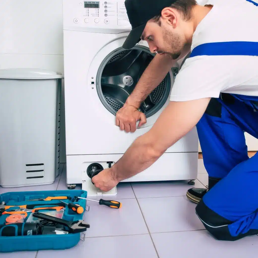 Monteur bezig met Siemens wasmachine reparatie, filter en trommel worden gecontroleerd